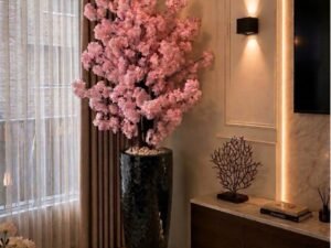 Roze Bloesem met Zwarte Schelpvaas