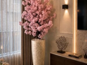 Roze Bloesem met Witte Schelpvaas