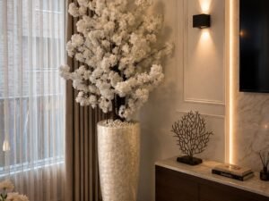 Witte Bloesem met Witte Schelpvaas